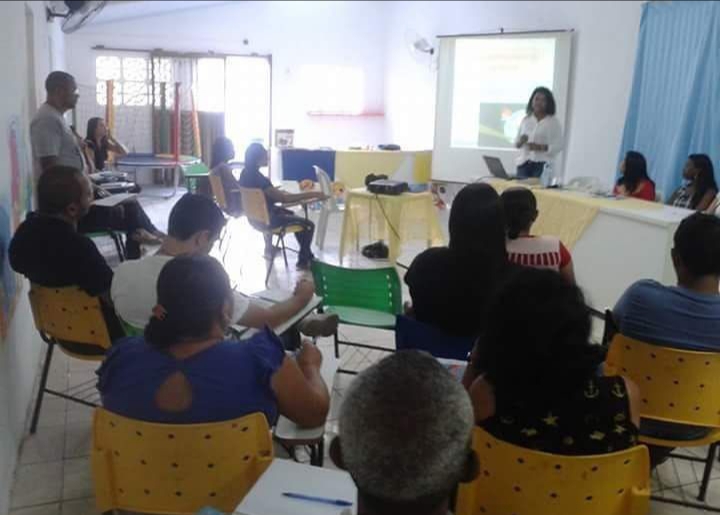 brenda martins pedagoga dando palestrea em escola em sao luis