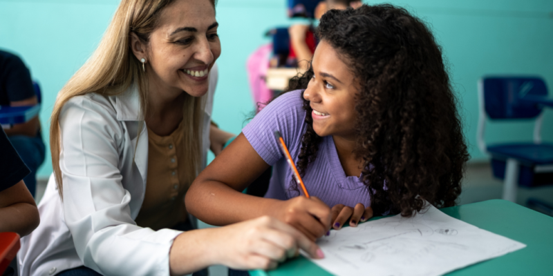 professora fazendo um acompanhamento pedagogico